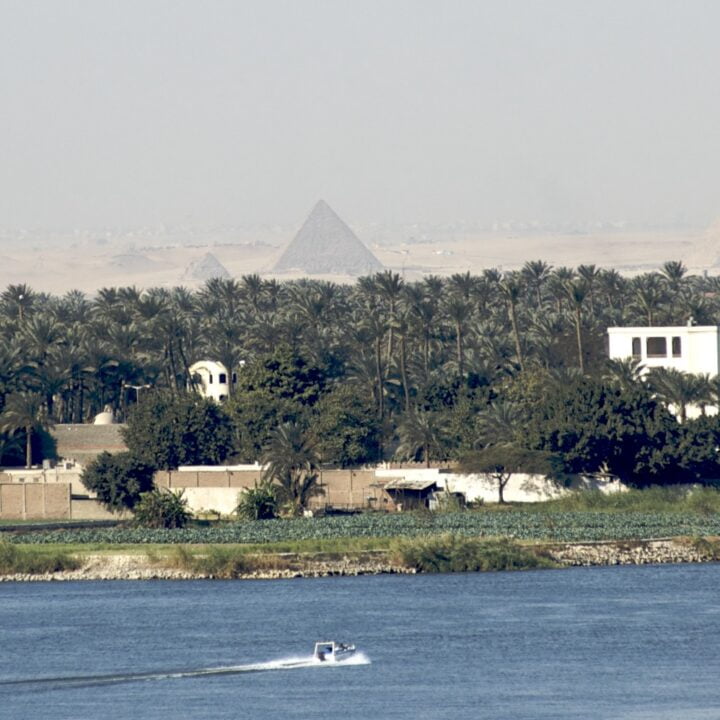 Giza_pyramids,_from_the_Nile-3219946607